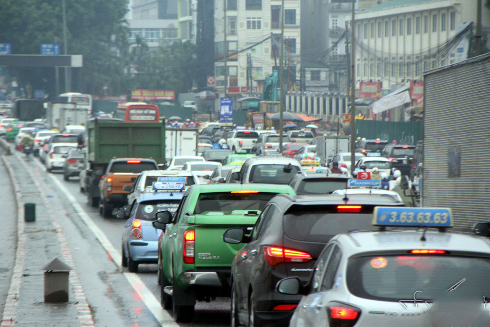 Vật vã chôn chân hít khói ô tô trong mưa rét Hà Nội